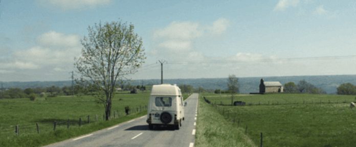 Un camion roule sur une route de campagne.