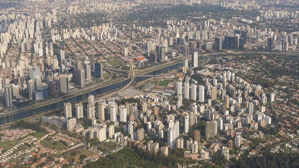 Une vue d'une grande ville et de sa campagne environnante