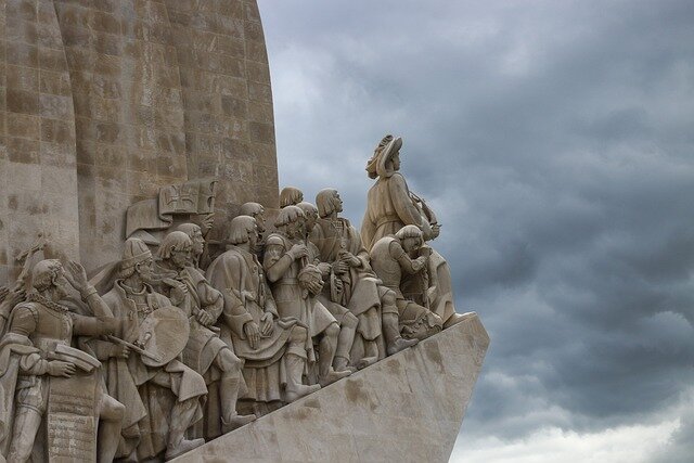 Photo d'un monument représentant les conquistadors espagnols de la Renaissance