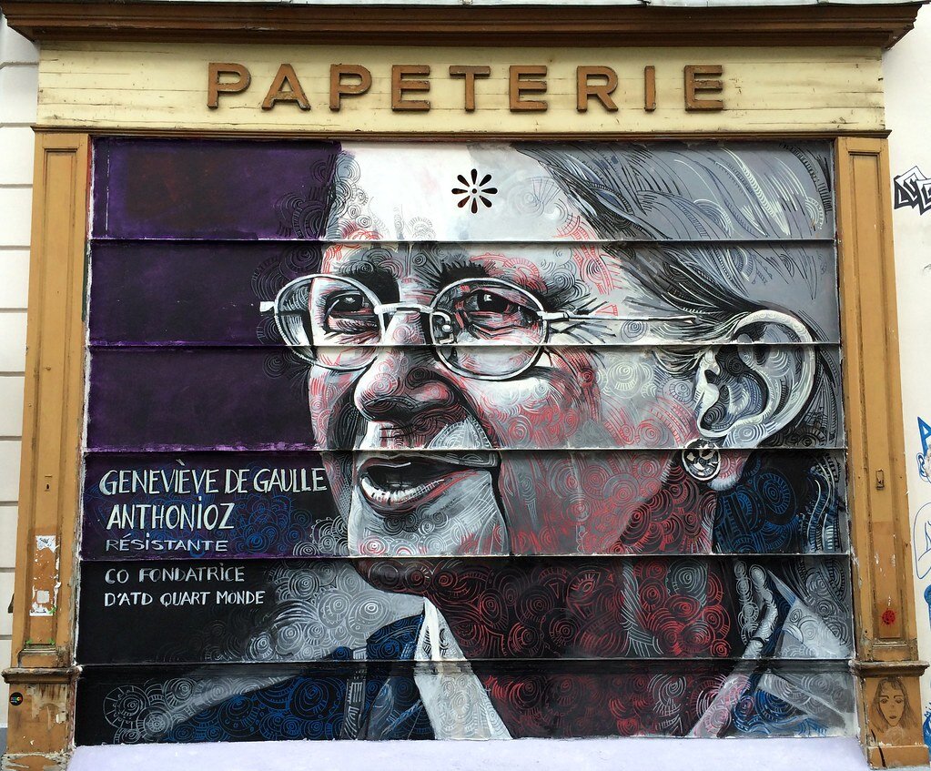 Portrait de Geneviève de Gaulle-Anthonioz sur la devanture d'une papeterie.