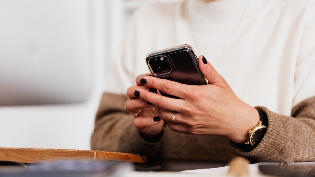 Personne qui regarde son téléphone pendant qu'elle révise