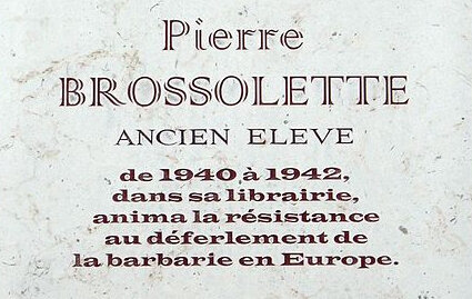 Une plaque commémorative à l'intention de Pierre Brossolette.