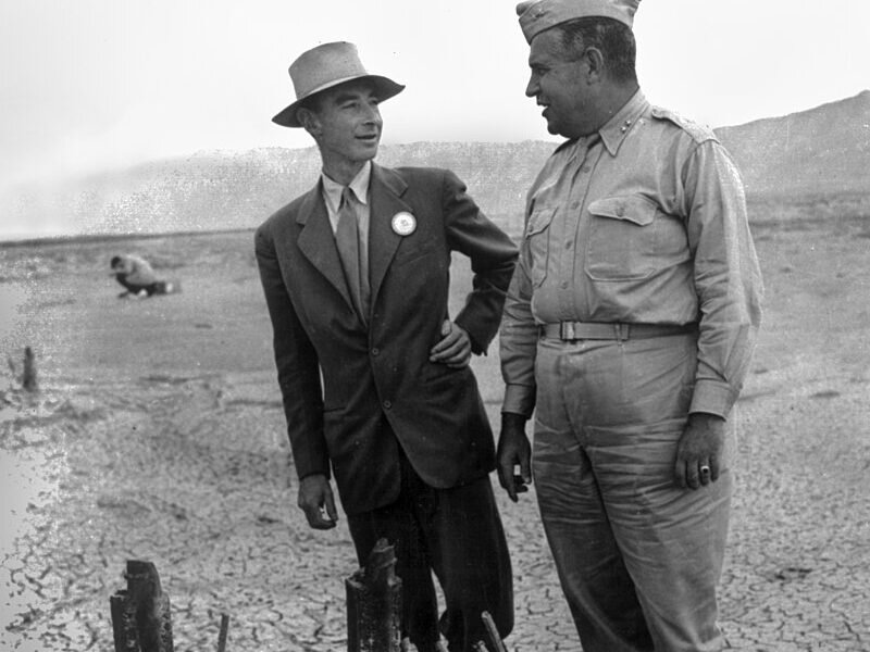 Oppenheimer et Groves à Los Alamos après le test Trinity.