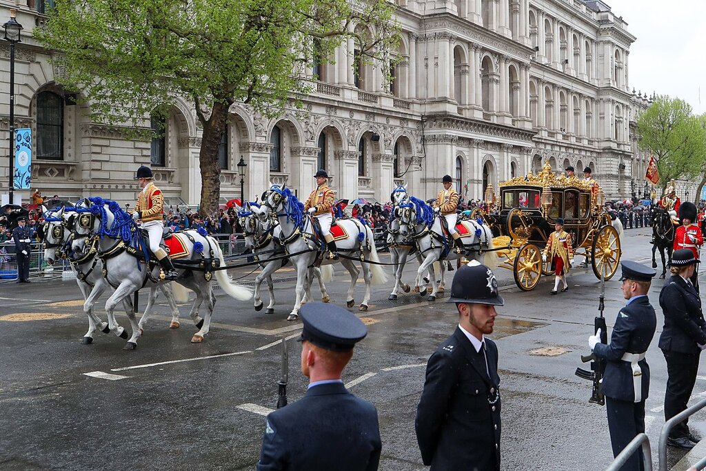 Le carrosse de la famille royale s'avance vers le lieu du couronnement.