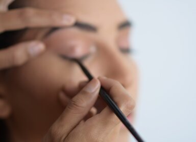 La véritable histoire du maquillage : quand médecine devient art 