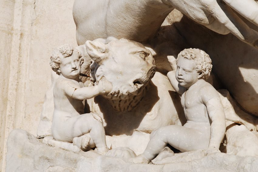 Statue de Romulus et Rémus recueillis par la louve.