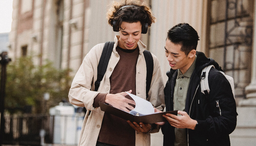 deux étudiants qui regardent une feuille