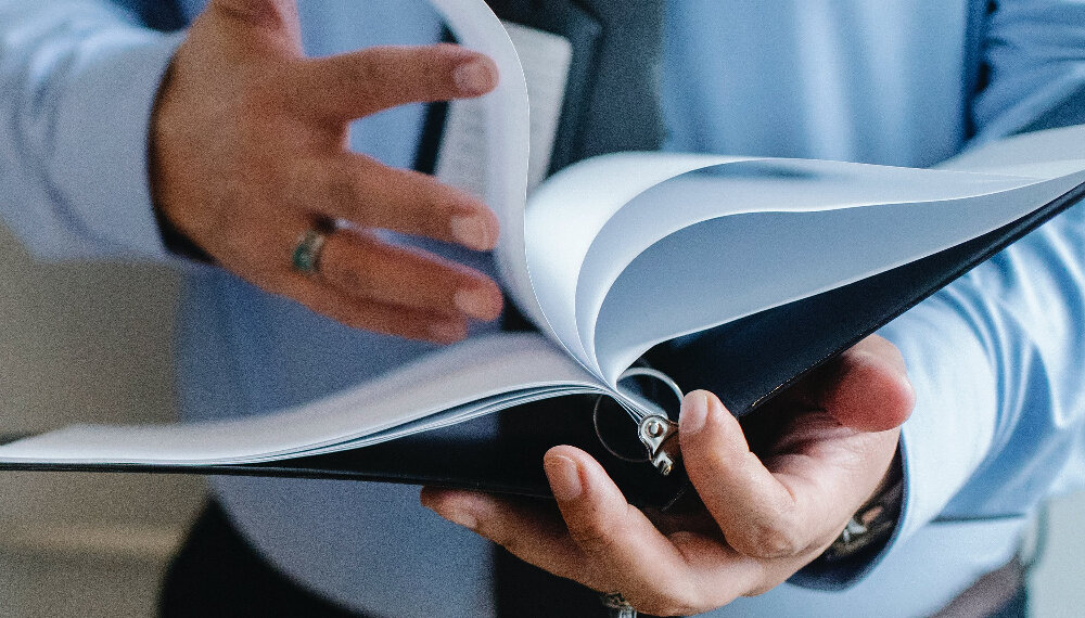 Homme qui regarde un document administratif