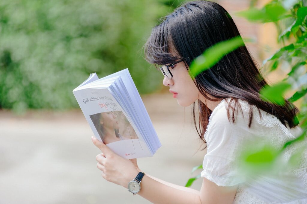 Une femme lit, concentrée.