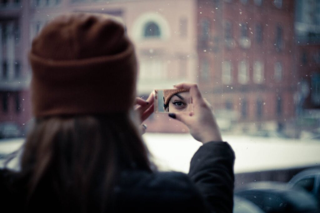 Une femme regarde son reflet dans un miroir.