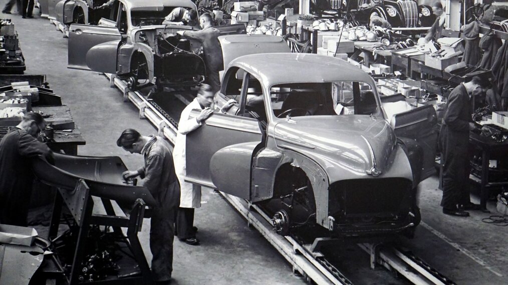 Une usine de construction de voiture lors de la révolution industrielle.