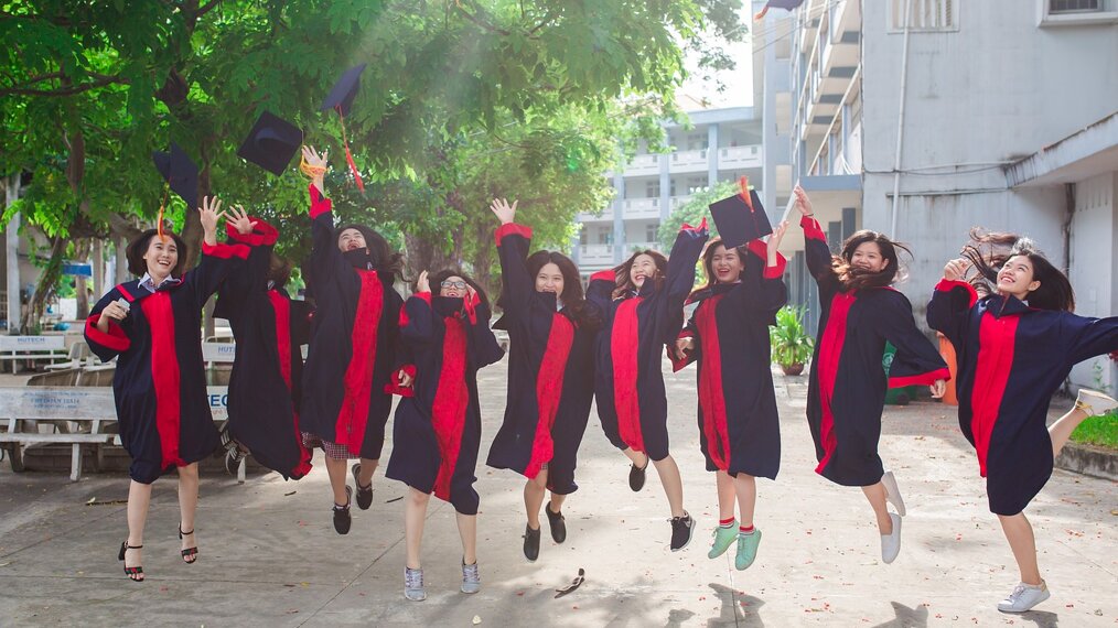 Etudiants heureux qui sautent de joie