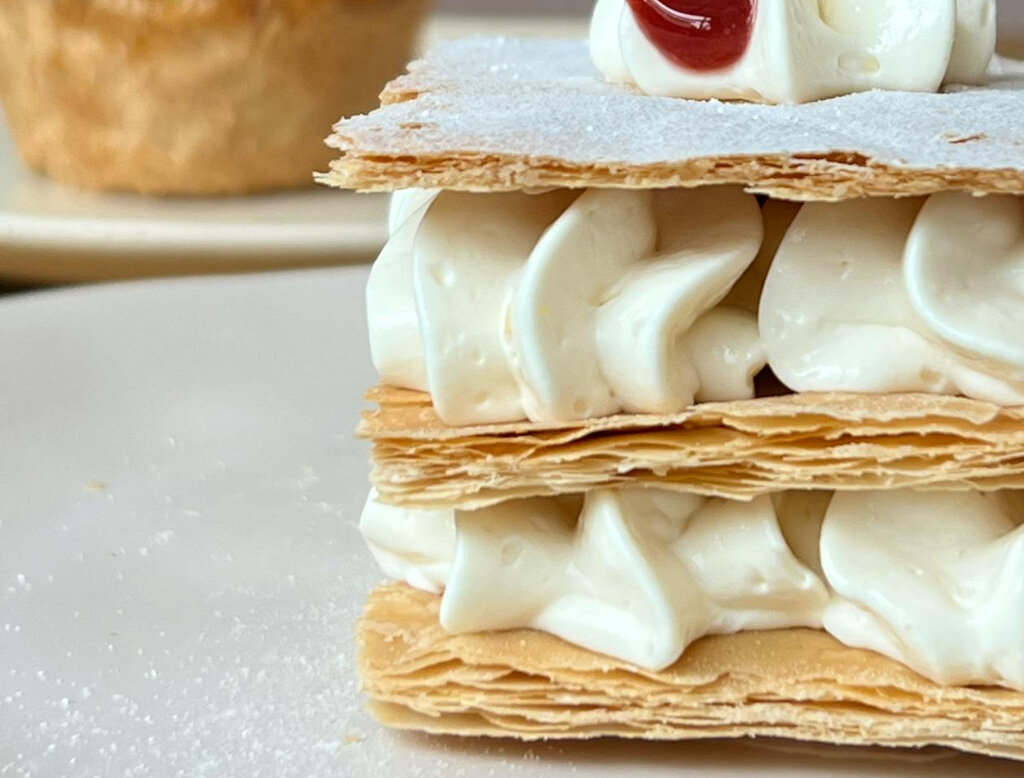 Un gâteau mille-feuille.