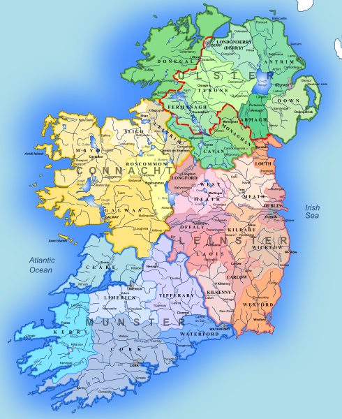 Carte de l’île regroupant les deux irlandes ainsi que les quatre provinces. La délimitation en rouge vif étant celle entre l’Irlande et l’Irlande du Nord. 
