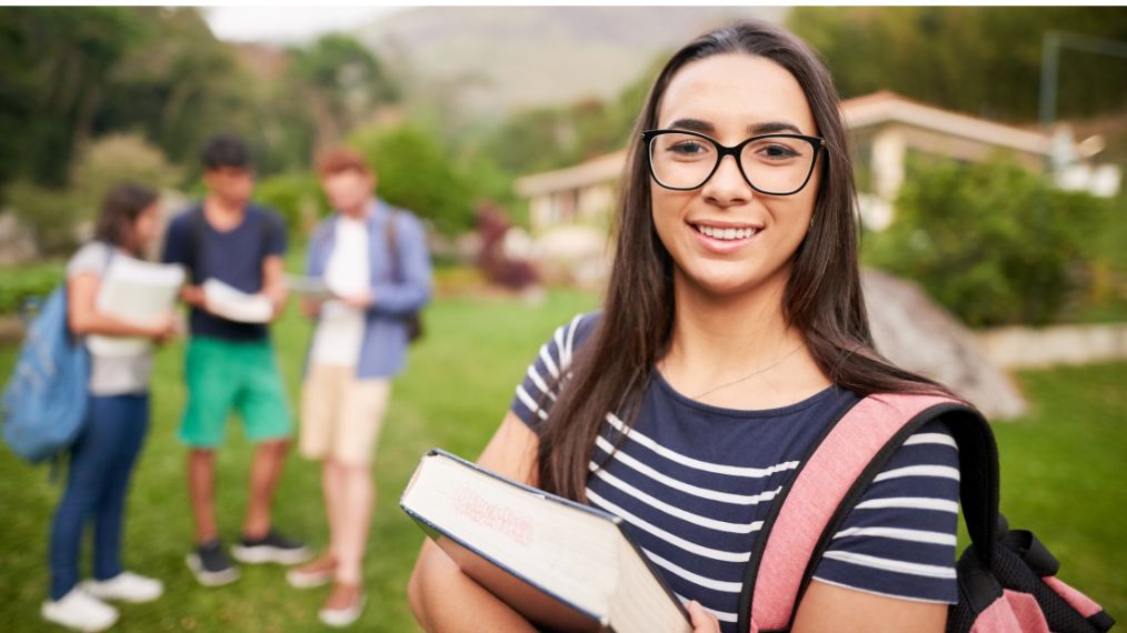 une étudiante qui sourit