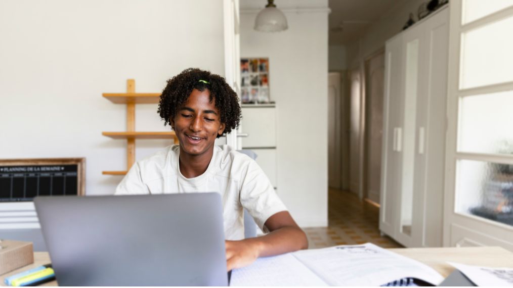 étudiant sur son ordinateur