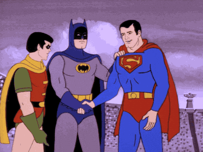 Batman serre la main de Superman.