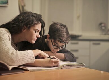 Devoirs : comment aider mon enfant dans une matière que je ne maîtrise pas ? 