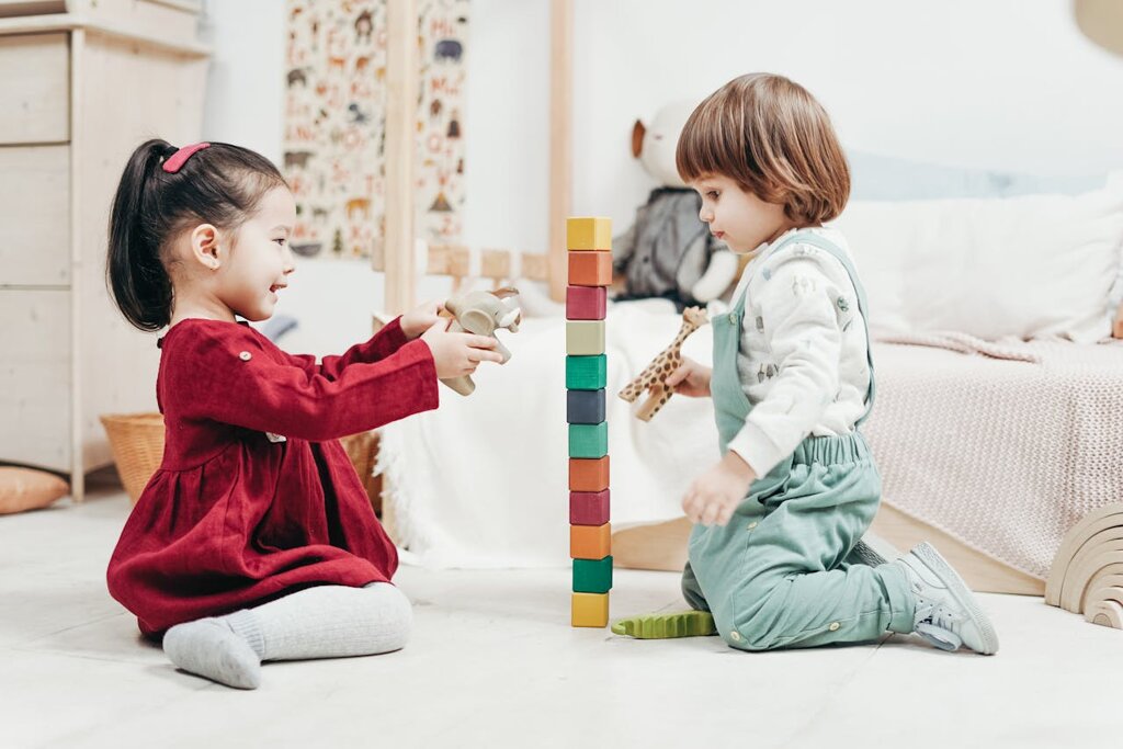 Deux enfants de maternelle jouent.