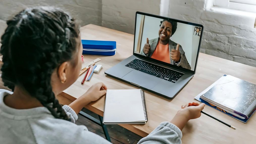 Une élève qui fait des cours de soutien particuliers