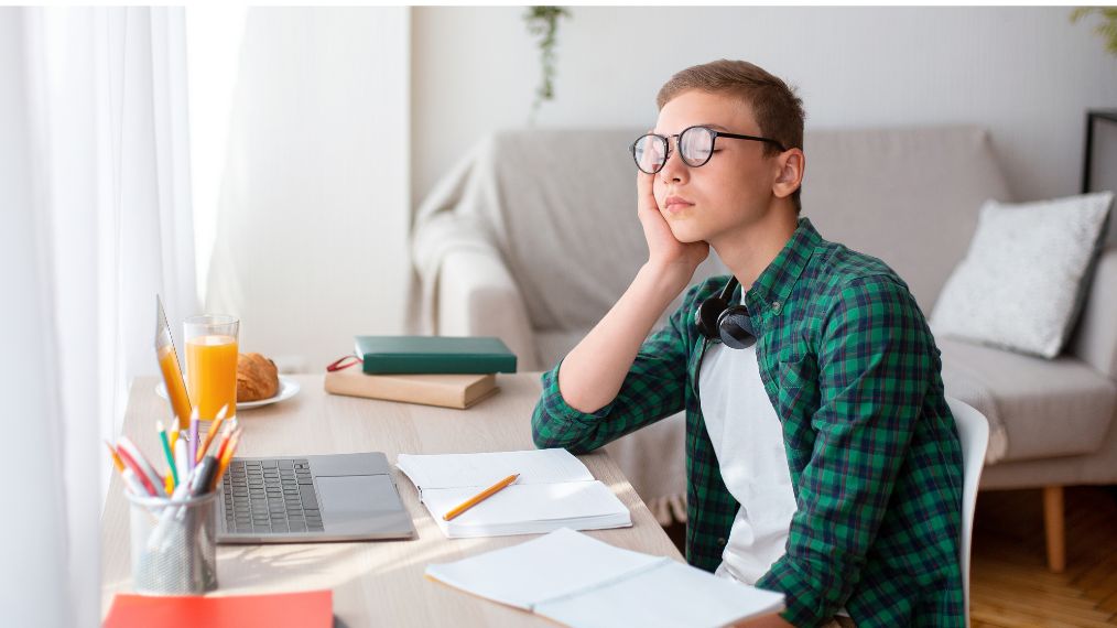 ado à son bureau qui dort