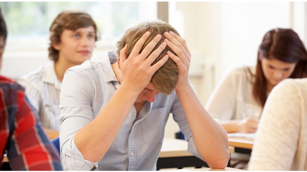 étudiant avec sa tête dans ses mains