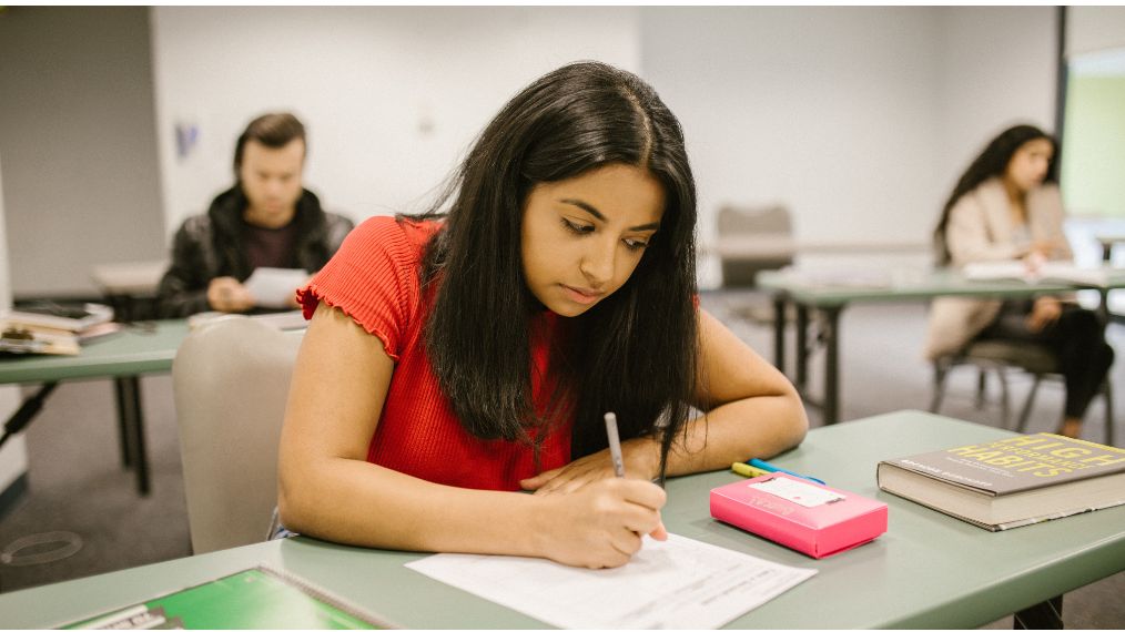 une élève en situation d'examen